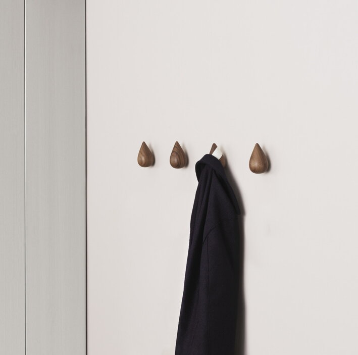 Štyri veľké háčiky Dropit z orechového dreva v tvare kvapky na stene v spálni