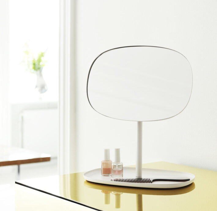 Dizajnové biele zrkadlo s praktickou táckou a kozmetickými potrebami