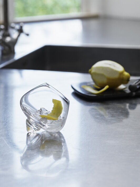 Číry dizajnový pohár na likér s oblým dnom na kuchynskej linke