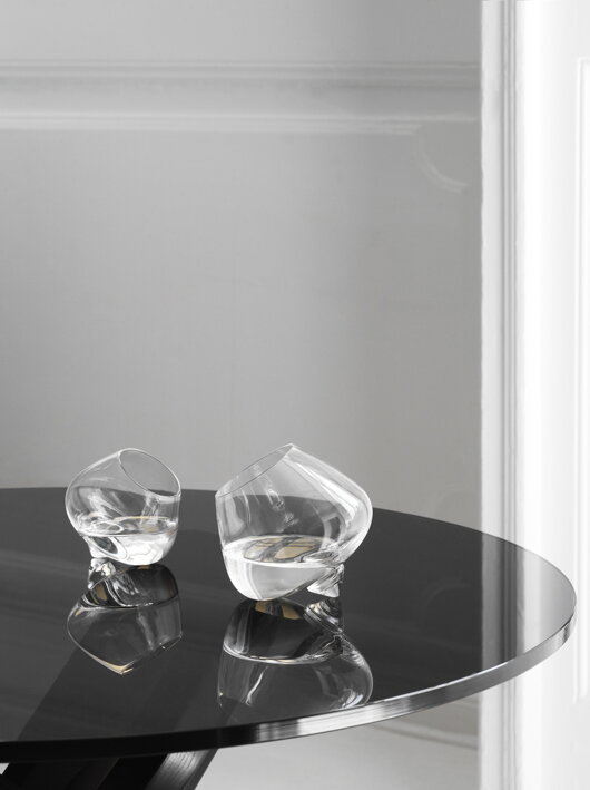 Číry dizajnový pohár na koňak s oblým dnom na stolíku