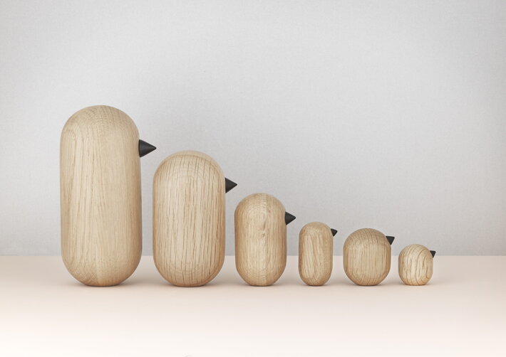 Masívne drevené figúrky v tvare vtáčikov z dubu zoradené podľa veľkosti