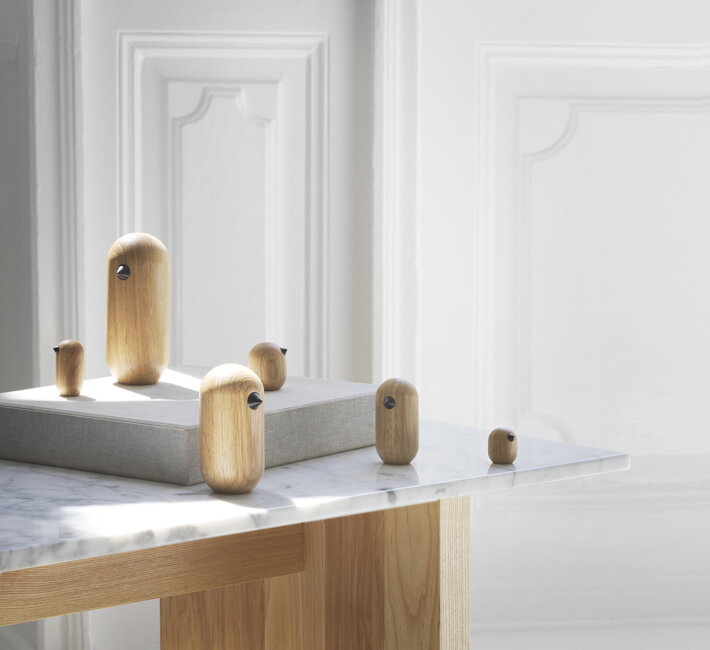 Dekoračné vtáčiky z dubového dreva na dizajnovom stole