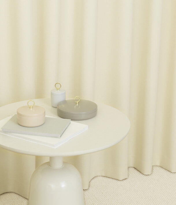 Piesková úložná nádobka Ring s dizajnovým vrchnákom je vhodná aj na nočný stolík do spálne
