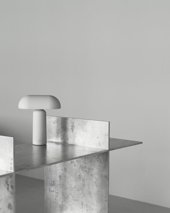 Sivá bezdrôtová lampa pri v tvare hríbika na stole