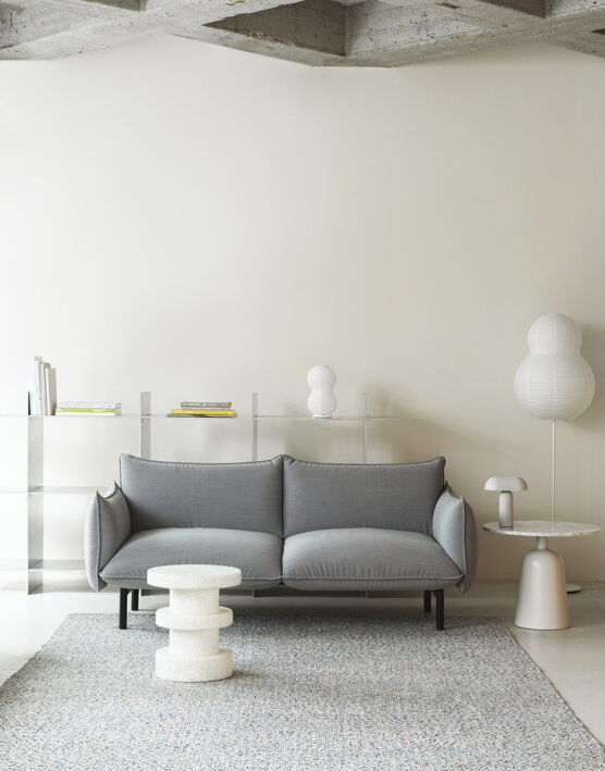 Štýlová stolová lampa z ryžového papiera v minimalistickej dizajnovej obývačke