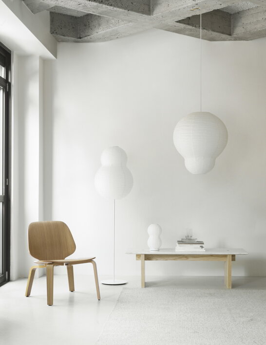 Dizajnová vysoká lampa s ryžovým tienidlom v minimalistickej obývačke