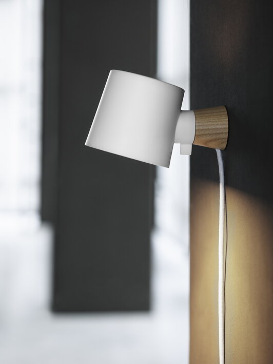 Dizajnová biela lampa s káblom na stene