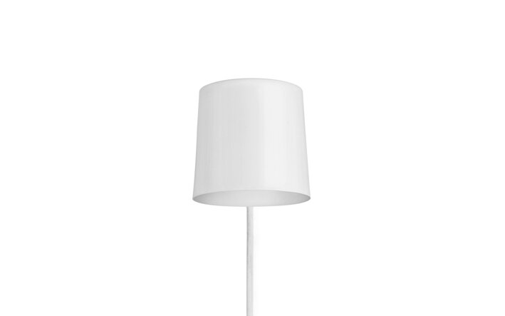 Biela nástenná lampa s dreveným podstavcom a napájacím káblom