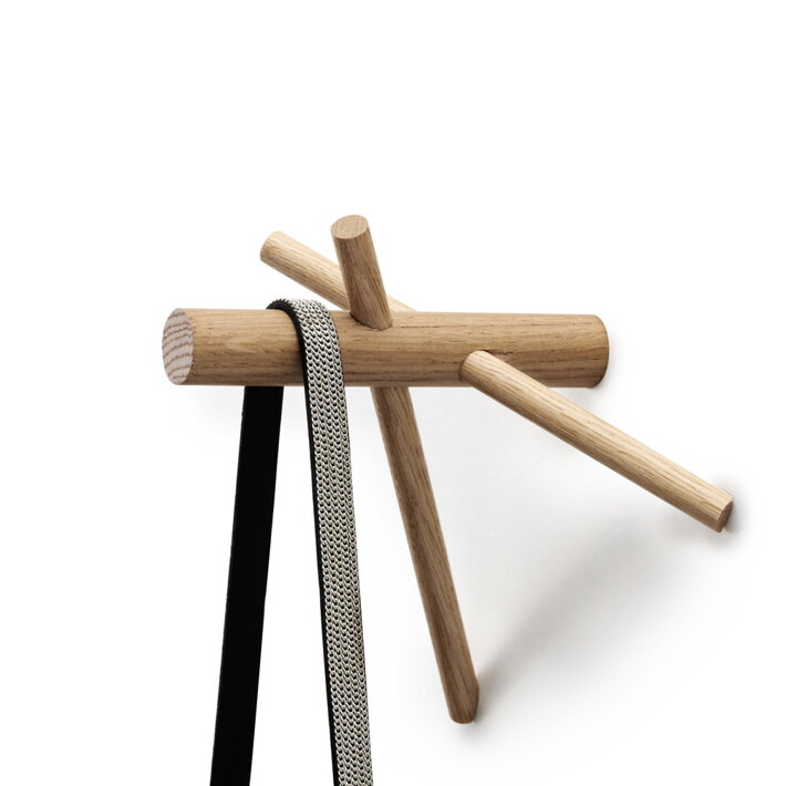 Pevný minimalistický prírodný háčik z dubového dreva s čiernou taškou
