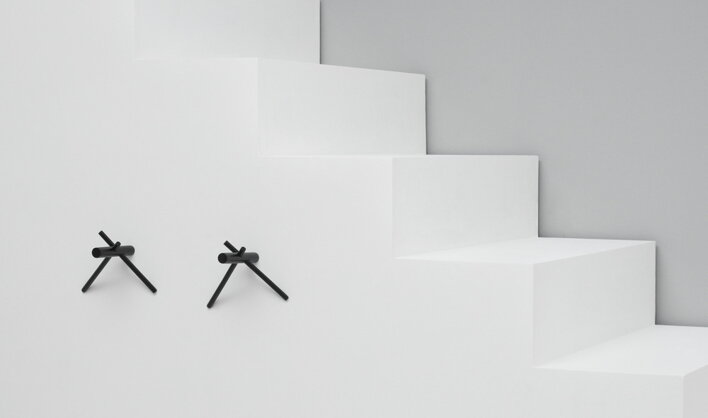 Čierne dizajnové háčiky Sticks na bielej stene