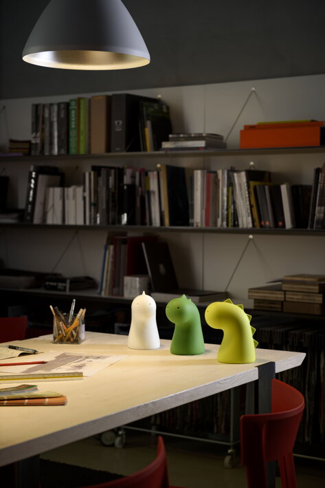 Zelená a biela dekoratívna postavička Dráčik Draghetto na stole v pracovni