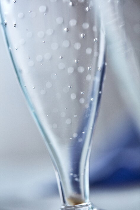 Nežné poháre na šampanské pre romantické duše z kolekcie Slza