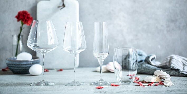 Kolekcia čírych krištáľových pohárov s minimalistickým dizajnom na kuchynskej linke