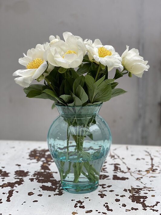 Dizajnová váza z modrého krištáľu s bielymi kvetmi