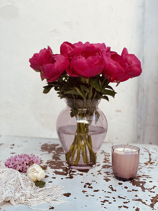 Fialová antická krištáľová váza s ružovými pivonkami