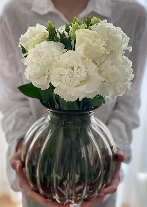Biele kučeravé ruže vo veľkej dymovej váze z bezolovnatého krištáľu v retro dizajne