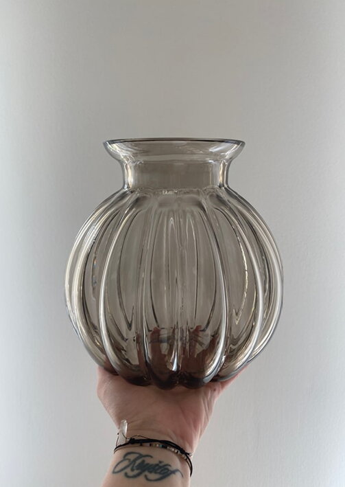 Ručne fúkaná váza Maria z dymového skla dodá obývačke hrejivý nádych domova