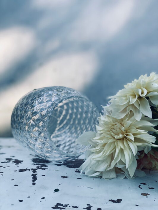 Ručne fúkaná váza Crystalka z číreho skla dodá obývačke hrejivý nádych domova