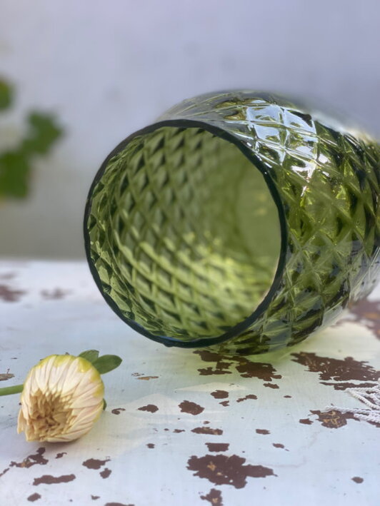 Ručne fúkaná váza Crystalka zo zeleného skla dodá obývačke hrejivý nádych domova