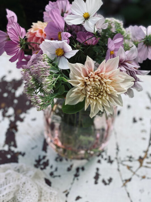 Akákoľvek kytica kvetov nádherne vynikne v sklenenej váze Mařenka z ružového krištáľu
