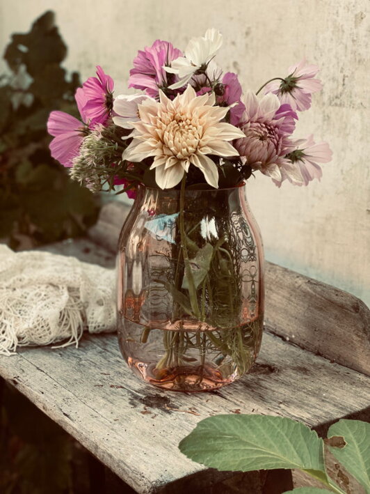 Ručne fúkaná váza Mařenka z ružového skla dodá obývačke hrejivý nádych domova