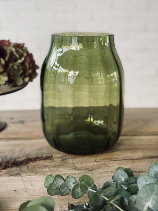 Ručne fúkaná váza Mařenka zo zeleného skla dodá obývačke hrejivý nádych domova