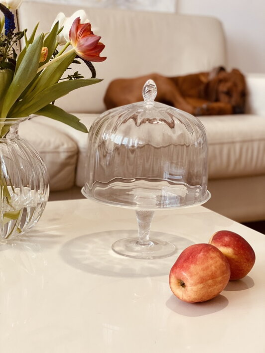 Číry krištáľový poklop na tortový podnos z ručne fúkaného skla pri šťavnatých jablkách
