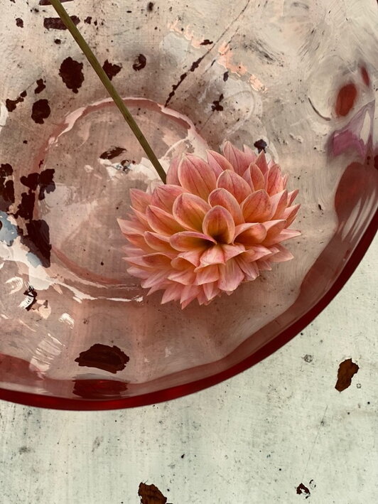 Ružová misa Marie z masívneho skla dodá vášmu stolovaniu jemný retro nádych