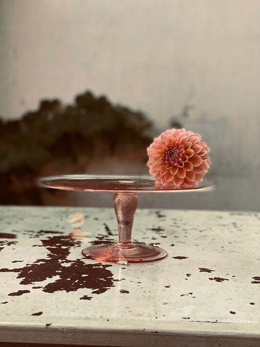 Detailne vypracovaný tortový podnos Pan Dortík z ružového skla slúži ako všestranná dekorácia