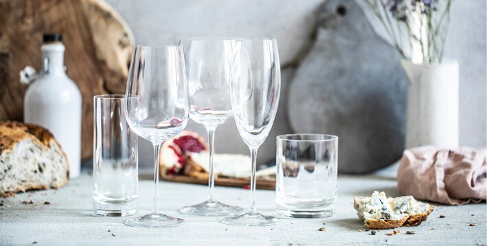 Kolekcia ručne fúkaných romantických pohárov s jemnými vlnkami na šampanské, víno a vodu
