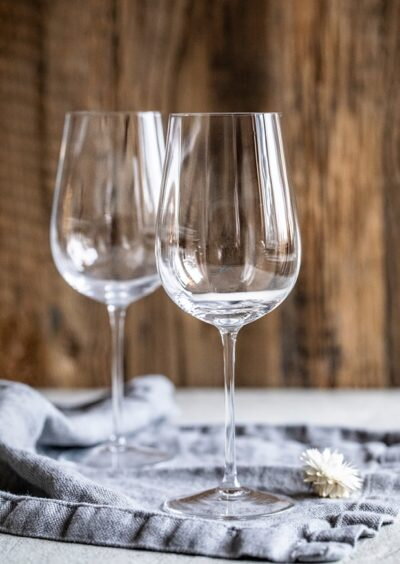 Oblé, ručne fúkané poháre na biele víno z číreho krištáľu s jemnými vlnkami