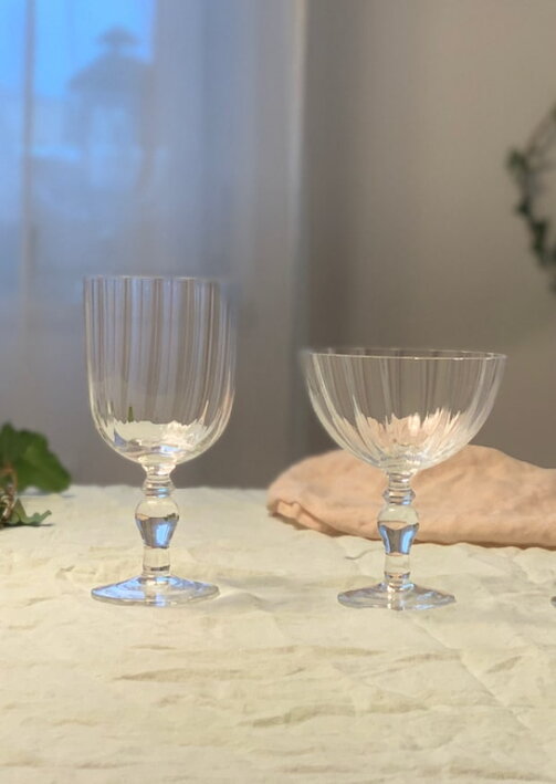 Široký krištáľový pohár na šampanské alebo dezert s elegantným retro dizajnom