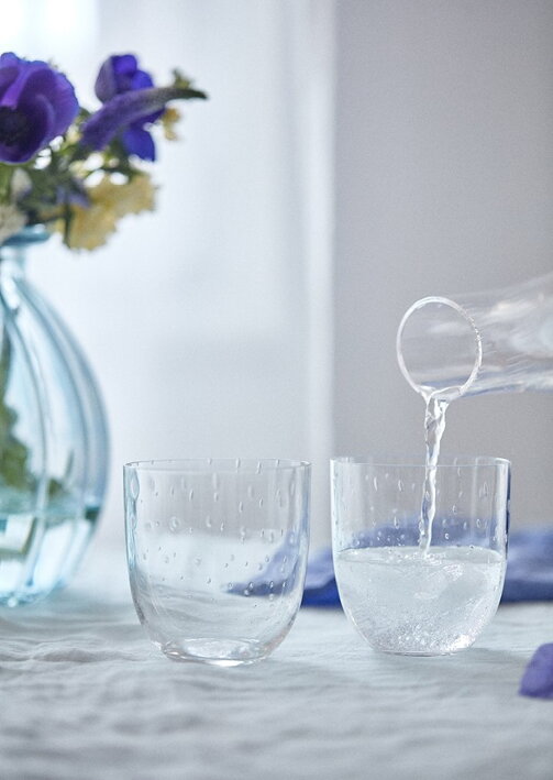 Nízke krištáľové poháre na vodu s dizajnom dažďových kvapiek
