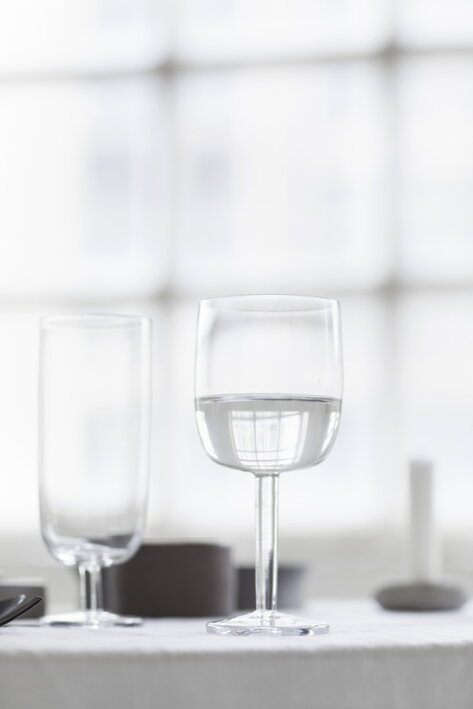 Rovný pohár na červené víno s vodou na prestretom jedálenskom stole