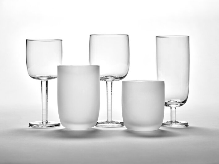 Matné poháre na vodu pri pohároch na víno a pivo