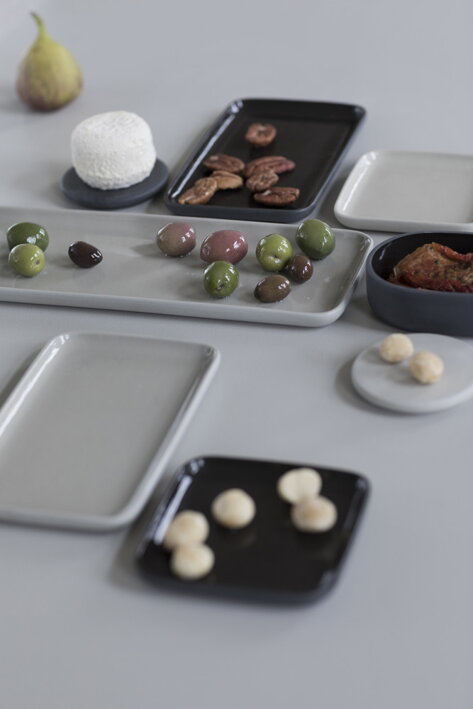 Malá štvorcová tácka z tmavosivého porcelánu na servírovanie občerstvenia a pokrmov