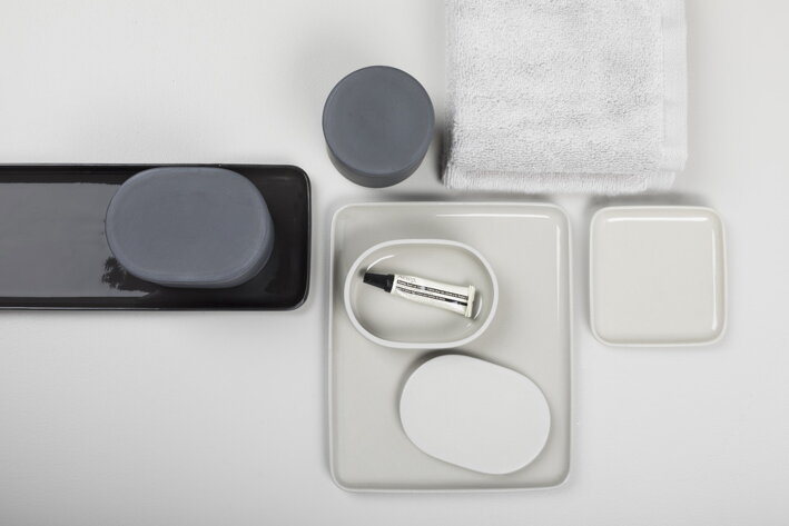 Veľký obdĺžnikový podnos z tmavosivého porcelánu na kúpeľňové doplnky a kozmetiku