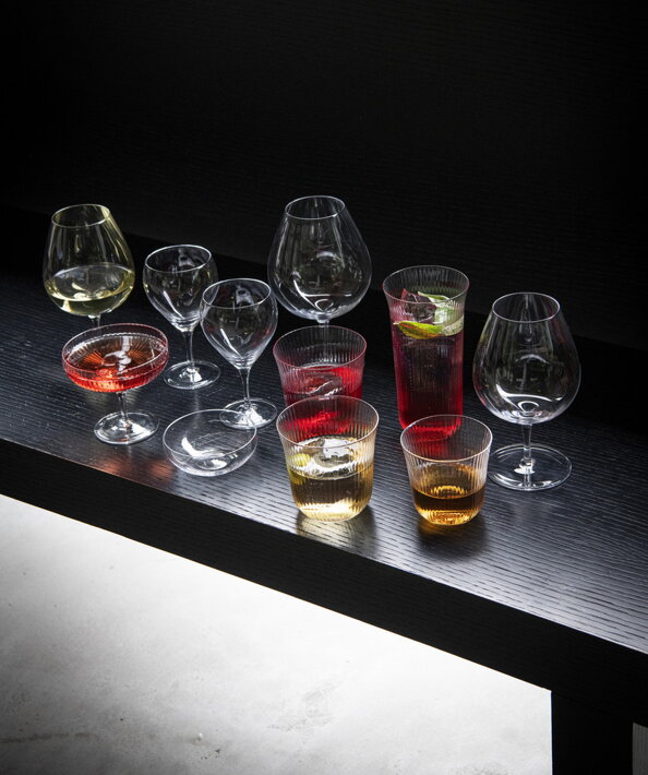 Ručne fúkané poháre z vrúbkovaného skla s rôznymi farebnými nápojmi
