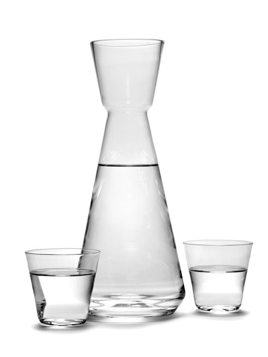 Veľká číra karafa vodou a dva jednoduché poháre s čistou vodou