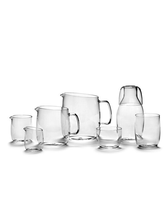 Séria minimalistických pohárov, karafy a džbánov z hrubého skla