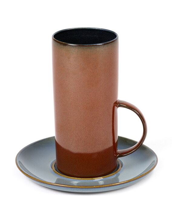 Vysoká červenohnedá šálka na čaj so sivomodrou podšálkou z keramiky
