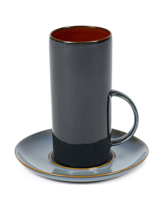Vysoká tmavomodrá šálka na čaj so sivomodrou podšálkou z keramiky