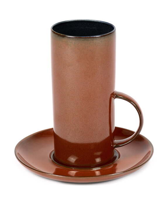 Vysoká červenohnedá šálka na čaj s červenohnedou podšálkou z keramiky