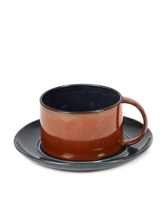 Tmavomodrá keramická podšálka na kávu s červenohnedou šálkou