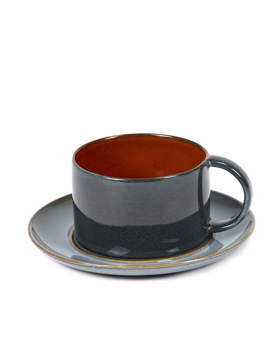 Tmavomodrá keramická šálka na kávu na sivomodrej podšálke
