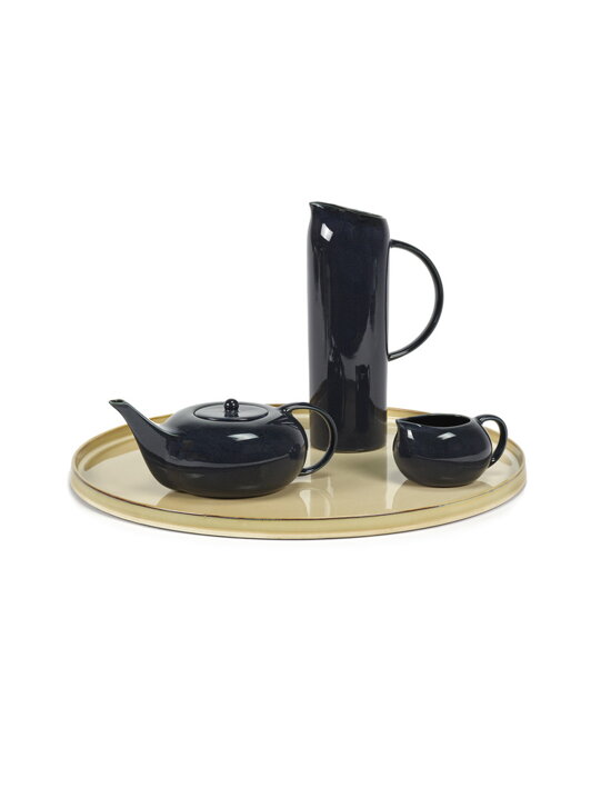 Vysoký keramický džbán s tmavomodrou glazúrou na podnose s čajníkom