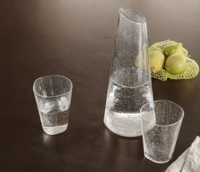 Karafa s pohármi na stole