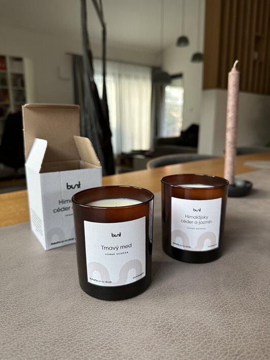 Dizajnová vonná sviečka v hnedom skle s vôňou tmavého medu