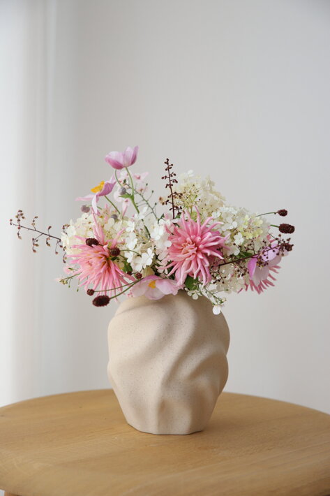Dizajnová keramická váza 17 cm so živými kvetmi