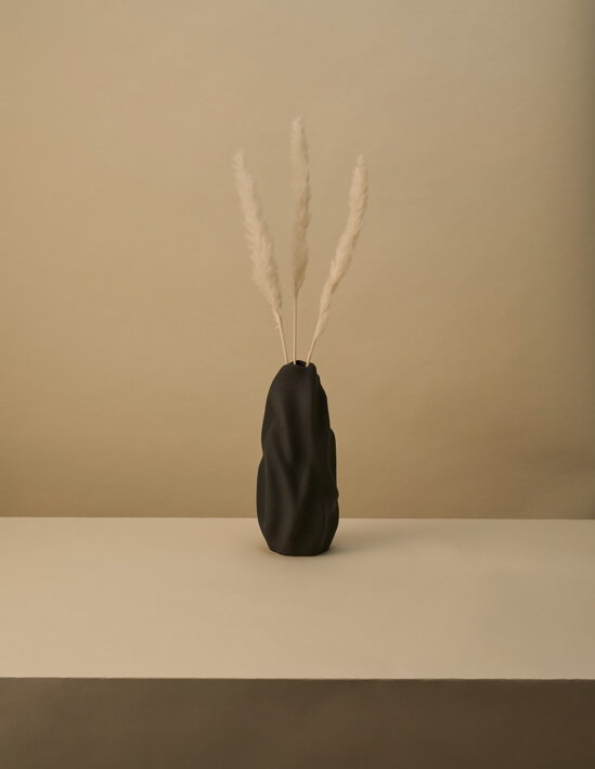 Tmavá dizajnová keramická váza Drift 30 cm so sušenými kvetmi
